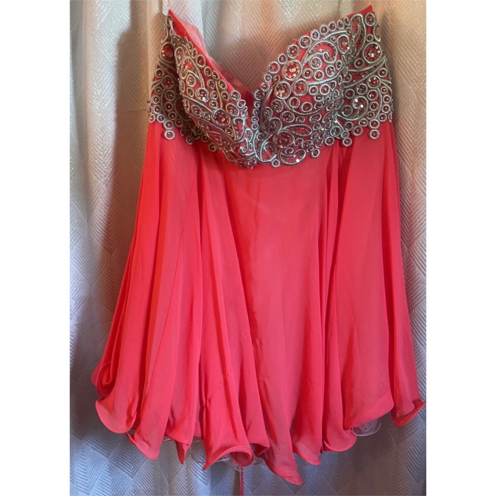Short strapless lace-up back dress